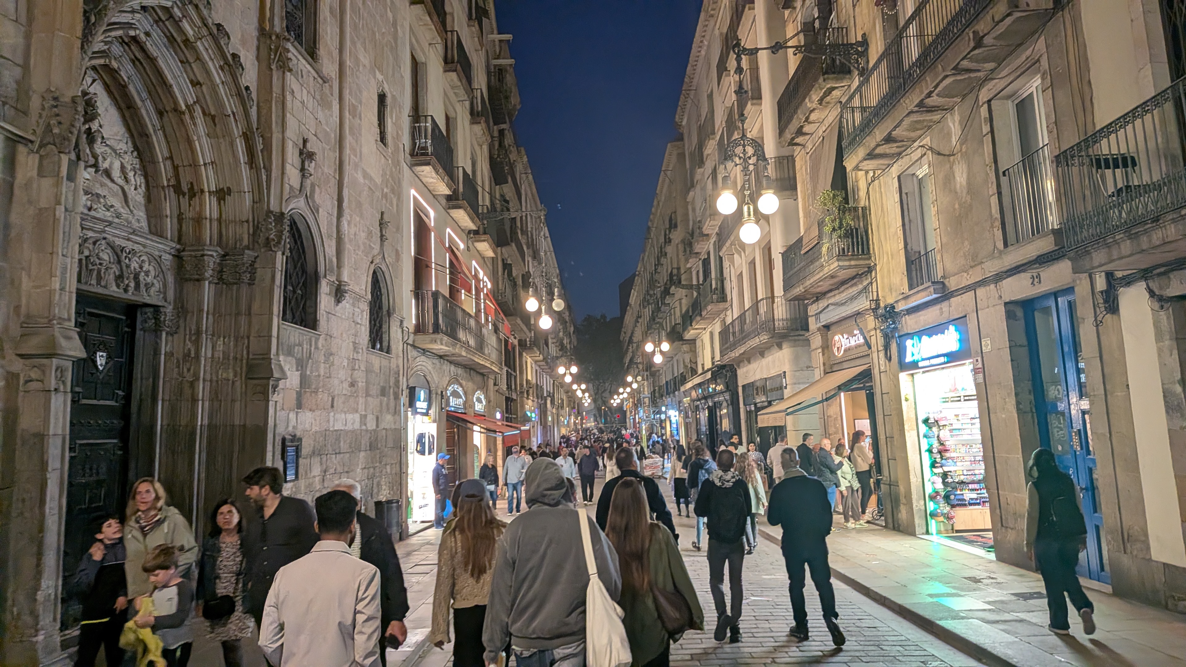 01-barcelone-gothic-quarter.MP